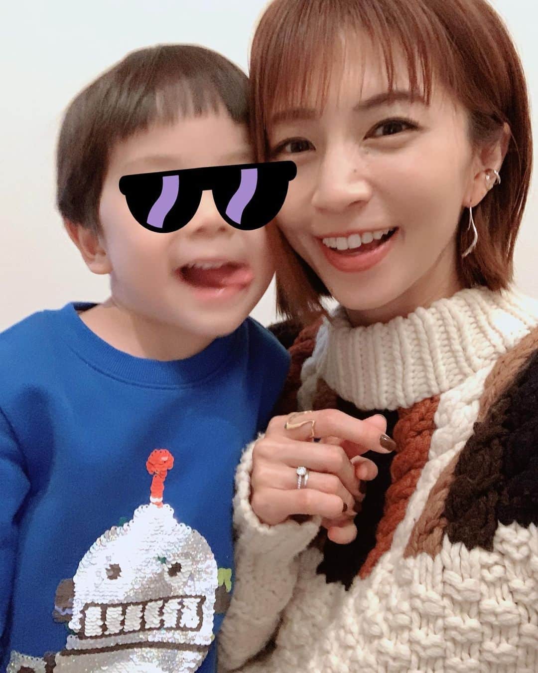 のインスタグラム：「お仕事終わりに玄関で抱きついてくる。甘えたかったんだね😊 かわいいと言うと、違う！カッコイイポーズしたんだって。笑 . . ロボットの服は、H&Mで自分でこれ似合うかなーと合わせて、買う！と泣いて買った服。 ちゃんと着てくれて良かった😭✨ . . . チェックパンツをパパが合わせてた😏❤️ . . . #boy #blue #hm #robot #mama #family #おかえりとお出迎え #お留守番ありがとう #knit #sea #seanewyork  @seanewyork  @hm」