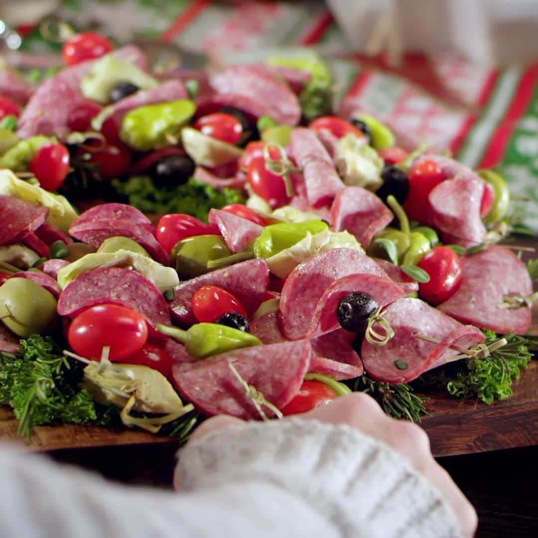 ジョンソンヴィルのインスタグラム：「Summer Sausage makes for great stocking stuffers and even better charcuterie spreads. Try this app for the meat lover in your life or anyone who appreciates a good flavor-packed protein.」