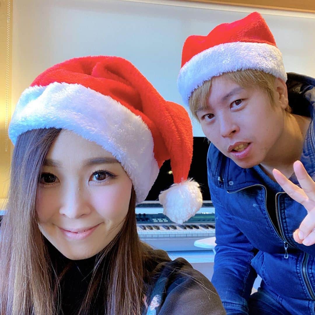 愛内里菜のインスタグラム：「告知が本日になってしまいました‼️💦﻿ ﻿ レコーディングスタジオから﻿ YouTube生配信でーす！！﻿ ﻿ 本日12/22（火）12:00〜13:00﻿ 石井健太郎  さんと生配信！﻿ ﻿ Youtubeレコーディングスタジオ公開🤗﻿ ﻿ アーカイブも残ります！﻿ 見れない方は﻿ お時間あるときに見てください😉﻿ ﻿ ※今夜の歌唱動画アップはこの生配に変えさせていただきます！﻿ ﻿ ﻿ ﻿ 新年2021年を迎え﻿ R-box vol.10が始動‼️‼️﻿ ﻿ 2021年1月9日（土）10（日）﻿ R-box vol.10 ～Rejoice～ @限定生ライブ&ツイキャス配信 決定！﻿ ﻿ ということで！﻿ 会場と配信との両方になりました😌﻿ ﻿  垣内りかオフィシャルHPより受付中‼️‼️﻿ 配信チケットは2020年12/14（月）12:00〜販売開始﻿ ﻿ 配信料金：各日3,500円﻿ ﻿ ぜひみなさまのご応募お待ちしております‼︎‼﻿ ﻿ 年始からみんなと笑顔を分け合えたら良いな🌅﻿ Rejoice‼︎‼︎😆🌈﻿ ﻿ ﻿ ﻿ ﻿ Twitter﻿ @RRikakakiuchi﻿ ﻿ アルバム「Ring」﻿ 各配信サイトよりリリース！﻿ ﻿ R/垣内りかオフィシャルHPより﻿ WEBショップがオープン　﻿ ﻿ ✨活動20周年記念✨﻿ 😆YouTube開始！チャンネル登録よろしくね😆﻿ 愛内里菜改め「R〜アール」オフィシャルチャンネル﻿ ﻿ ﻿ 😆TikTokも開始！フォローよろしくね😆﻿ R_愛内里菜﻿ https://www.tiktok.com/@r_aiuchirina_official﻿  ﻿ ﻿ ﻿ #愛内里菜はRとして再始動﻿ #歌ってみた﻿ #Cover﻿ #弾いてみた﻿ #カラオケ﻿ #ライブ﻿ #愛内里菜 改め#R として #歌手 再始動﻿ #垣内りか #垣内倶楽部 #バンド #バンド名 ﻿ #ライブハウス #ライブ #一体化 #絆 #盛り上がりたい #会いたい﻿ #感謝 #リスタート #アニバーサリー#20周年﻿ #YouTube﻿ #ユーチューバー#TikTok﻿」