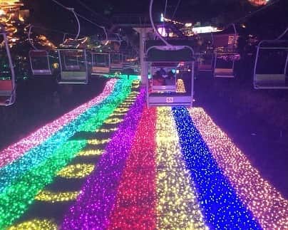 北川大介さんのインスタグラム写真 - (北川大介Instagram)「おはよう！ いつもYouTubeを観てくれてありがとう(^^) 600万ものLED電球は圧巻でした！ 凄いよね〜💡💡💡 だいちゃんねる動画から伝わったかな？ 神奈川県「相模湖イルミリオン」 イルミネーション絨毯の上を、虹のリフトで空を飛んでいるようでした。 おとぎの国のクリスマスだよね🎄魔法がかかっているみたい！ 普段はキャンプや遊園地そして温泉施設なのですが、冬〜春までのこの時期だけは光の花畑に変わります。 しかしカップルばかりだったなぁ〜 だからきっと男2人って目立つよね(笑) ところで、あの電球💡片付けるのも大変だろうね！どこにどうやって保管しているのかな？かなり大きい倉庫がないと無理だよね〜 などと、男2人だと現実的な会話になっちゃったりするものです(^^;) 皆さーん、僕とのイルミリオンデート楽しんでくれましたか？ さぁ、お次はどちらに皆さんをエスコートして差し上げようかな(^^) ・ ・ #相模湖 #イルミリオン #イルミネーション #北川大介 #星空のツイスト #YouTube #だいちゃんねる #えくぼ #八重歯 #リーゼント #イエーイ #顔晴ろう #一生青春 #早くコロナが終息しますように」12月22日 10時02分 - kitagawadaisuke_official