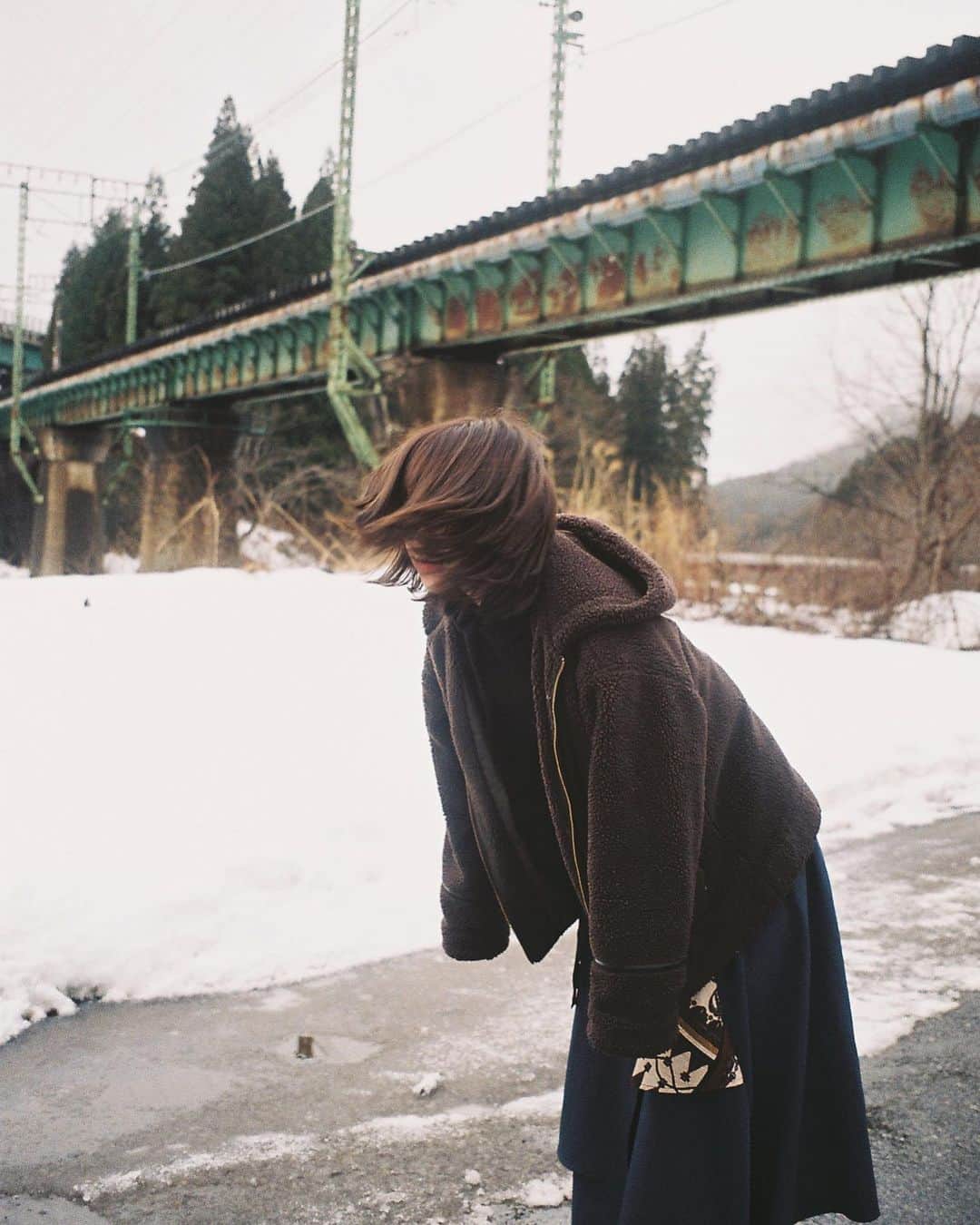 haru wagnusのインスタグラム：「Feel what at the moment in snow breeze..❄︎ ㅤㅤㅤㅤㅤㅤㅤㅤㅤㅤㅤㅤㅤ ここ最近、雪の中での撮影したい欲が高まってます。 ㅤㅤㅤㅤㅤㅤㅤㅤㅤㅤㅤㅤㅤ ㅤㅤㅤㅤㅤㅤㅤㅤㅤㅤㅤㅤㅤ #snowsnowsnow  #naturaclassica  #portra400」