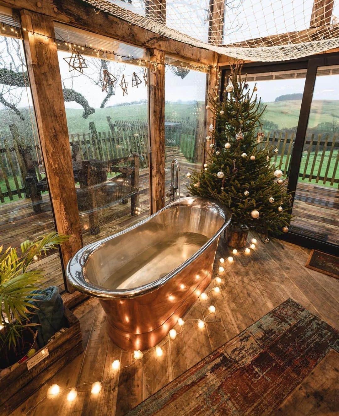 Crazy Roomsのインスタグラム：「Who else wants to stay in the squirrels nest 😍 by @jameslloydcole  with @sophiegardner」