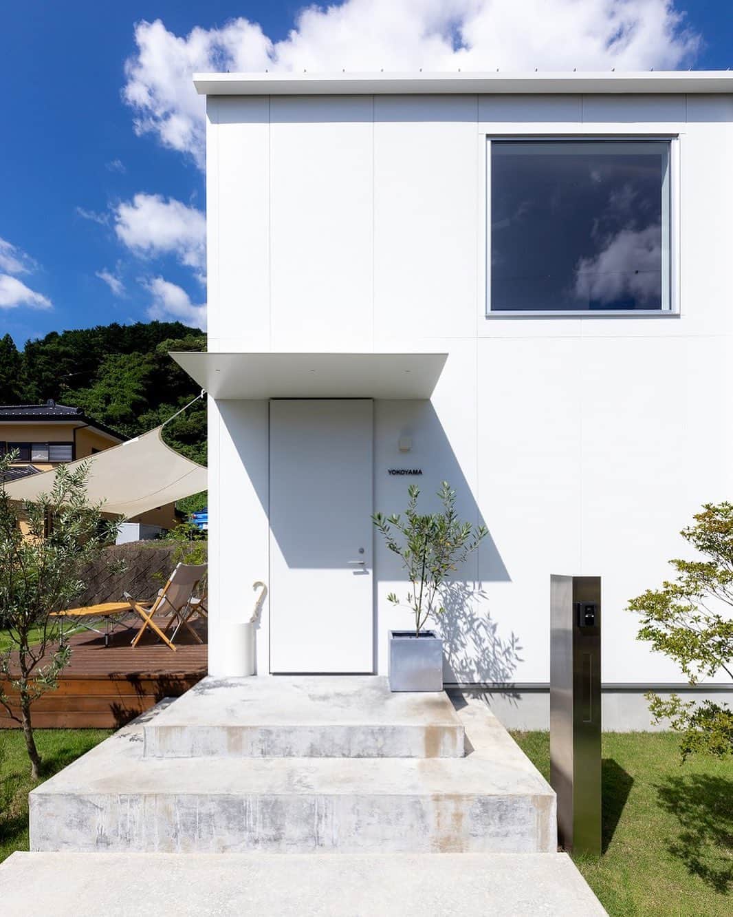 ソラマド香川のインスタグラム：「青空と白いソラマドの家。  ---------------------------------------  青空と暮らす家。 あなただけの特別な住まいをプロデュースします。  「 #ソラマド香川 」で検索🔍  ---------------------------------------  ★「ソラマドの家」資料請求はこちら → @request.soramadokagawa  ★もっと施工事例を見たい方はこちら → @soramado_kagawa  ---------------------------------------  🏠【常設モデル】宇多津モデル 綾歌郡宇多津町浜三番丁22-4 🏠 かがわ家博モデル 高松市多肥上町かがわ家博北会場内  ---------------------------------------  ソラマド香川(センコー産業株式会社) 綾歌郡宇多津町浜三番丁22-4 電話番号：0120-49-7257 営業時間：10時〜17時(水曜定休日)  ---------------------------------------  #玄関ドア#外観デザイン#木の家#無垢床#マイホーム#新築#自由設計#シンプルな暮らし#自然光#暮らしを楽しむ#空間デザイン#soramado#ソラマド#家づくり#中庭のある家#カフェスタイル#自然素材#漆喰#自然素材の家#コートハウス#空#ウッドデッキ#注文住宅#中庭#ソラマドキッチン#設計事務所#センコー産業#かがわ家博」