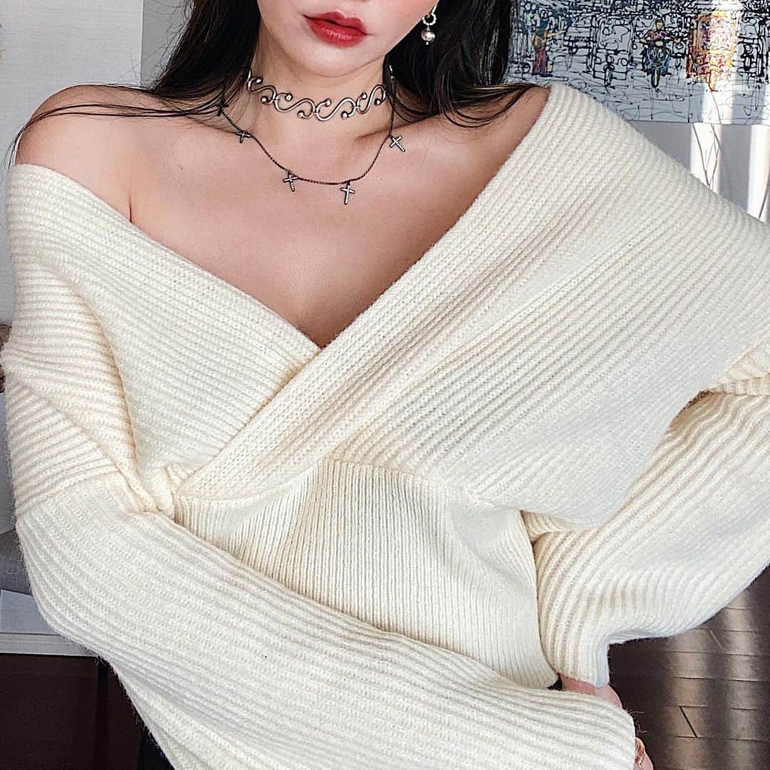 クリスティン・ウェイのインスタグラム：「Good morning @valmuer_official  #valmuer #ootd #cwfashion  #christinewei #クリスティンウェイ #valmuer #ヴェルムーア #fashiongram #fashionista #knitwear」