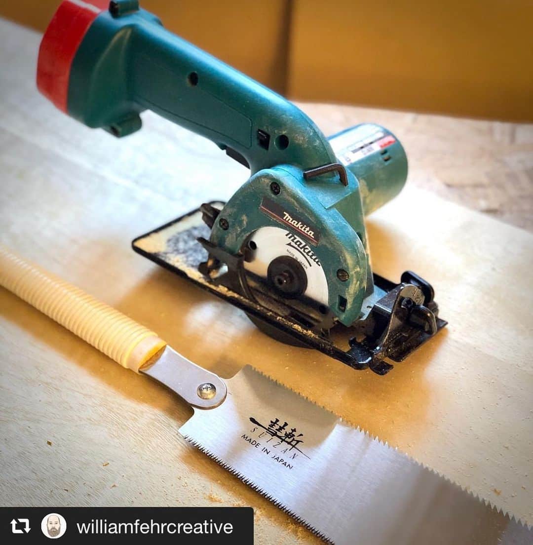 のインスタグラム：「We hope it's not SUIZAN🥺﻿ ﻿ #repost📸 @williamfehrcreative﻿ Take a guess, which one of these has a fully charged battery that dies after only three small cuts. #makita or the #suizan . #Woodworking #woodworkingtools #tools #handtools #pullsaw #japanesesaw #williamfehrcreative﻿ ﻿ #suizanjapan #japanesesaw #japanesesaws #japanesetool #japanesetools #craftsman #craftsmanship #handsaw #ryoba #flushcut #woodwork #woodworker #woodworkers #diy #diyideas #japanesestyle #japanlife」