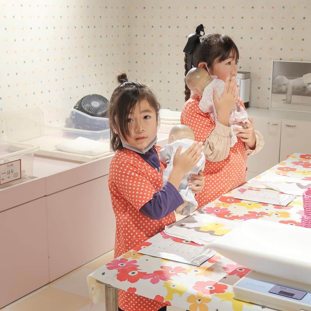 かなのインスタグラム：「． 助産師さん👶🏻🍼 杏奈が絶対やりたい‼︎って言ったもの👩‍🍼#赤ちゃん好き ． 2人とも優しく赤ちゃんのお世話できたよ🤍 緊張したけど楽しかった🥰って言ってた💕 ． ． #助産師#職業体験#カンドゥ#赤ちゃん#きょうだい#女の子#男の子#娘#息子#思い出」