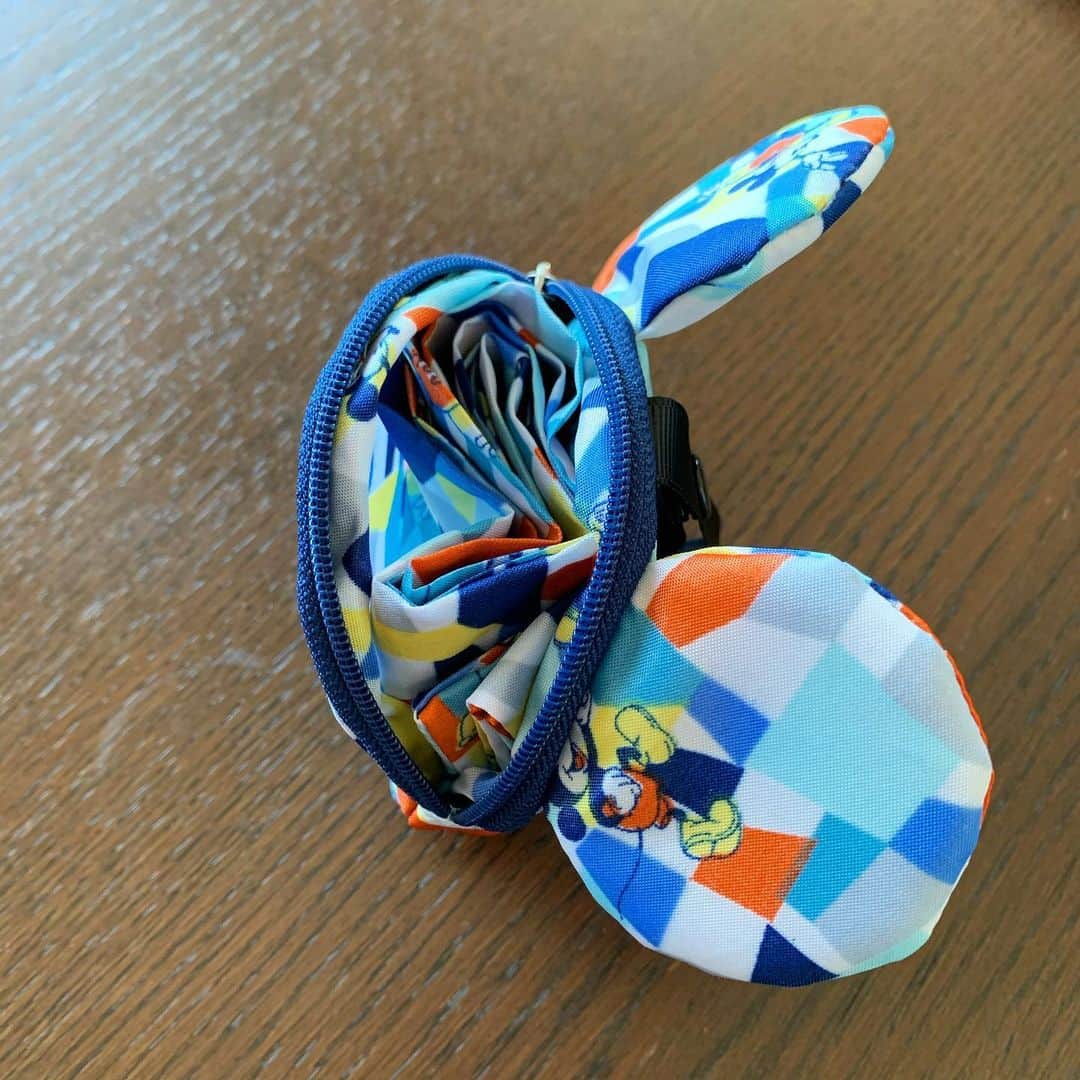 Mart（マート）編集部さんのインスタグラム写真 - (Mart（マート）編集部Instagram)「ディズニー大好きな編集Nです。先日、ローソンで発売になったミッキー形のランチエコバッグです(各850円)。3種類全部買っちゃいました。 ちょうどコンビニのビニール袋と同じくらいのサイズ感で、マチがあるのでコンビニのお弁当も入れやすく、まさにコンビニ買い物用のエコバッグです。 洗えるのもポイント高いですねー。 なんだかんだ毎日のように利用してるコンビニ、ついつい袋買っちゃってたんですが、これからはこの3つを日替わりで持ち歩きます！  #雑誌mart #雑誌マート#スタッフのおすすめ #中の人#編集N#ディズニー#エコバッグ#ローソン #ミッキー #ボタニカル柄 #モザイク柄 #ジオメトリー柄」12月22日 10時27分 - mart.magazine