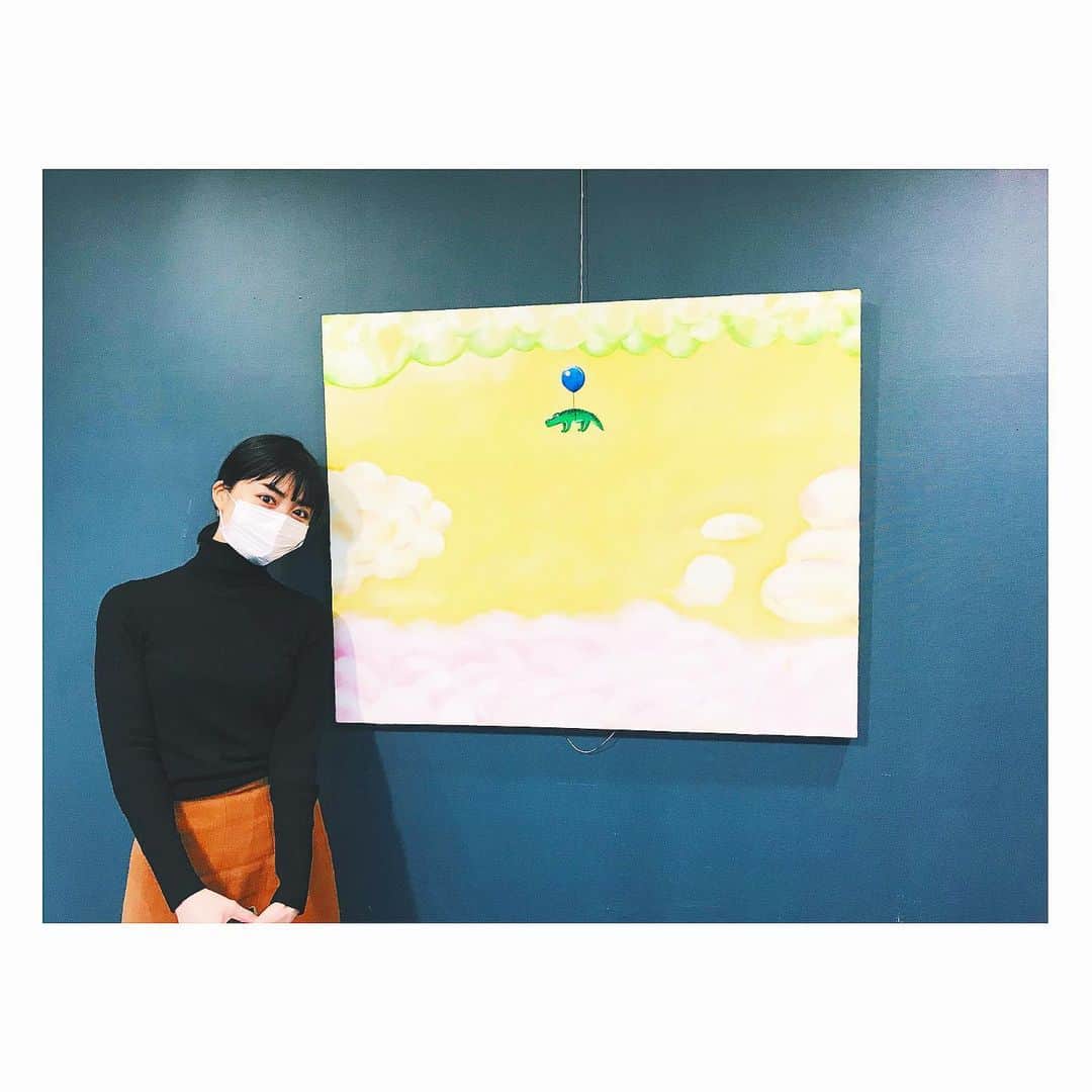 小池花瑠奈のインスタグラム：「最終日の展示終了後、🐊に最後のお別れをして来ました。 元気でね☀️  12/20で100人10が無事終了致しました。  11/20より 馬喰町のログスビルにて展覧会が始まり、 会期が延長され 銀座のシンワアートミュージアムに場所を移し、 一ヶ月間の会期となりました。  素晴らしいアーティストの方々の作品と共に展示させていただいたこと、 数ある応募作の中から審査員の方々に選出していただいたこと とても嬉しく思います。  予想をこえて沢山の方にお越しいただきました。 本当に有難う御座いました。  #100人10 #etepin #油絵 #oilpainting」