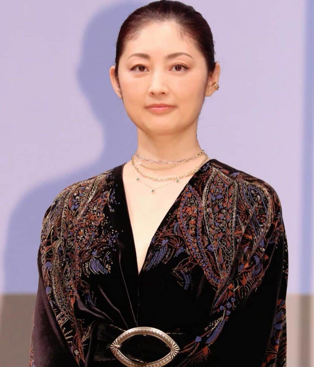稲木ジョージのインスタグラム：「Japanese beauty✨🇯🇵 @takakotokiwa_official  常盤貴子さんに、ミラモアらしいスタイリングで舞台挨拶に着用してくださいました💝KINTSUGI イヤカフも大変お似合いです🙈 お会いしたことがありませんが、写真と作品から溢れる品格と、強さを感じます。まさにミラモアの女性像✨  年齢、性別を考えずにデザインしているので、誰でも楽しめるブランドを作っていきたいな。 @rena_semba さん、スタイリングありがとうございました💕」