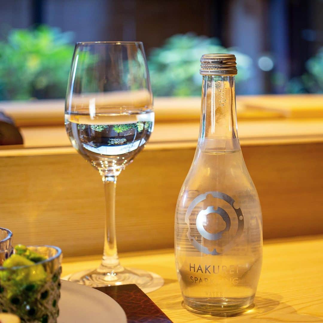 のインスタグラム：「日本料理「はなの 」では 、京都の老舗 ・ハクレイ酒造株式会社(京都府宮津市 )と炭酸飲料メーカーの株式会社友桝飲料(佐賀県小城市 )がコラボした 「 HAKUREI SPARKLING WATER」の取り扱いをはじめました🍶 吟醸香が和食を愉しむ一つのアクセントに。喉越しがスッキリとして、料理の間に一呼吸入れてくれます。 炭酸が喉を潤し、食欲増進させてくれるので乾杯時にもおすすめです。 弓木野料理長が生み出す食材の旬の旨み「淡味 」をより一層引き立てます。 ————————————————— #HAKUREI #ハクレイ #ハクレイスパークリング #日本酒 #ノンアルコール #HAKUREISPARKLINGWATER #ハクレイ酒造 #スパークリングウォーター#友桝飲料 #割烹 #日本料理 #カウンター #和食 #大阪和食 #ホテル和食 #割烹料理 #大阪割烹 #はなの #日本料理はなの #淡味 #フグ #河豚 ————————————————— Tag @westinosaka to share your image with us.  ⠀⠀ #WestinOsaka #ウェスティンホテル大 阪」