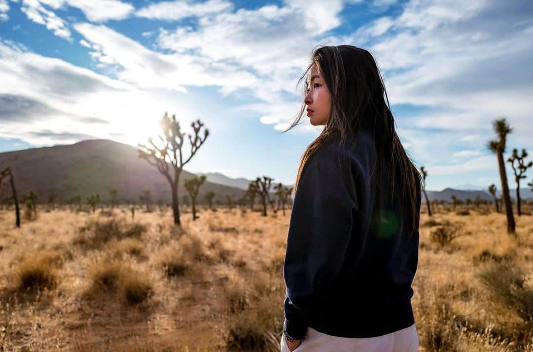 マイア・シブタニのインスタグラム：「Sky, trees, and me.」