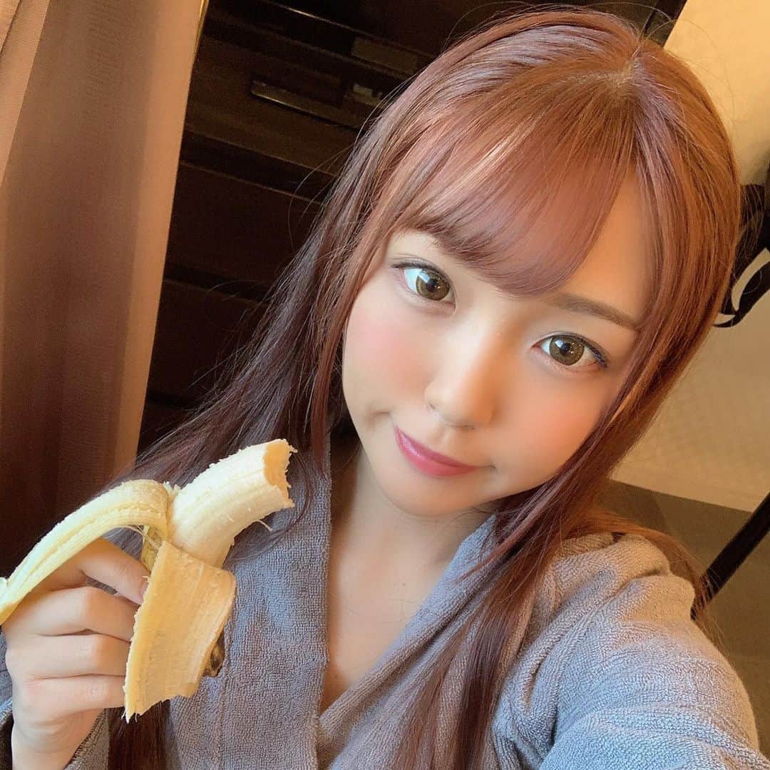 ARROWSのインスタグラム：「バナナ〜バナナナ🍌 木下ひまりちゃんの写真などは プロフィールに公式TwitterのURLが添付してますのでフォローお願い致します😊 ACT Instagram #木下ひまり  #セクシー女優  #av女優  #act娘」