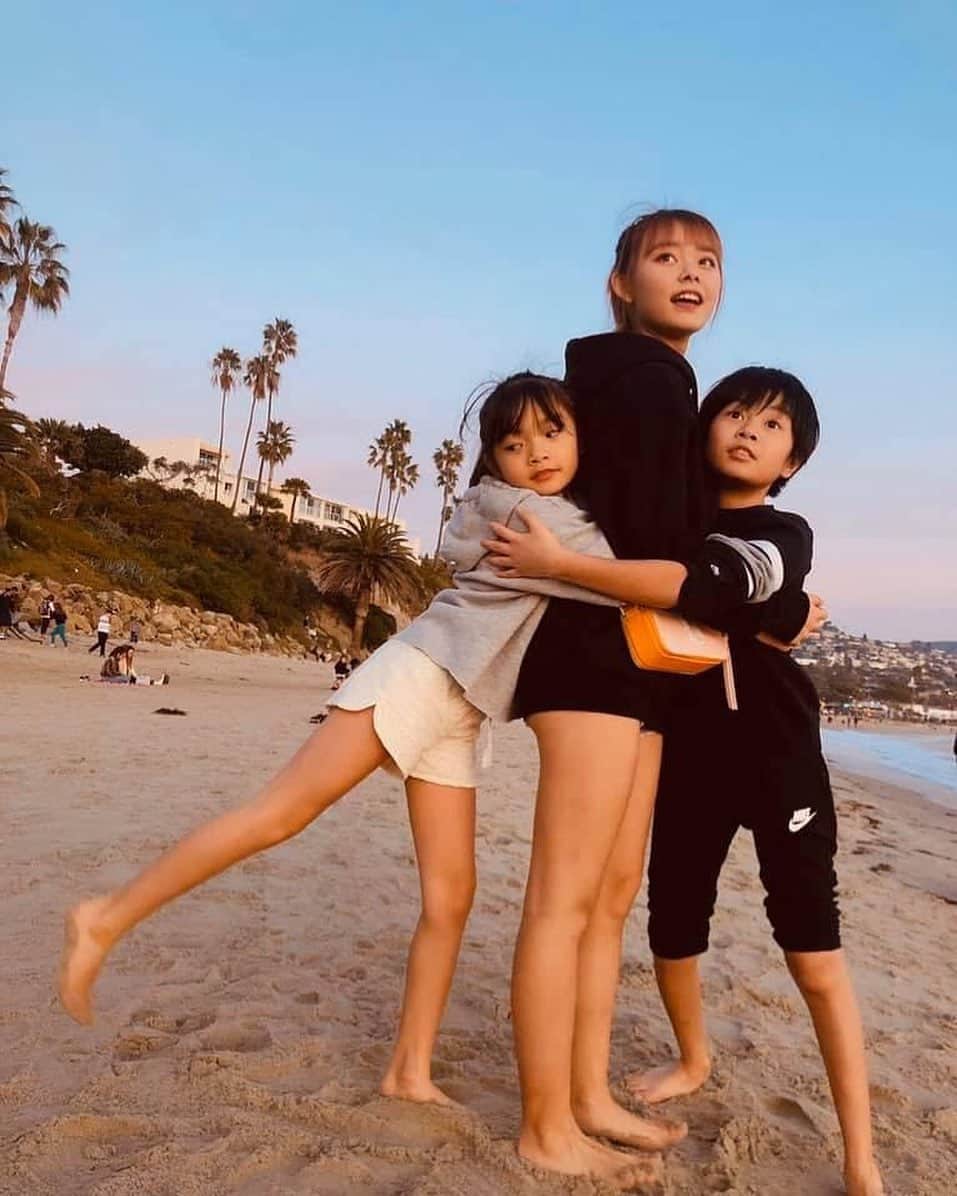 岩隈久志のインスタグラム：「※写真は昨年末のものです。﻿ ﻿ 深イイ話を観て温かいお言葉を頂き、ありがとうございました！﻿ 美しすぎるファミリーのタイトルとは違い、わが家は極々普通の家族ではありますが、長女のおかげで、目の前にある当たり前の幸せや周りの方々のサポートに常に感謝をして生活をする事ができました。﻿ ﻿ 長女の姿を通して闘病中のご家族の希望になってくれたらと願っています。﻿ ﻿ そして堀越野球部メンバーへ、協力してくれたのに全カットごめん😂﻿ 僕や嫁さんの話をたくさんしてくれて、感謝しています✨﻿ カットのお詫びにコロナ落ち着いたら何かご馳走します。笑﻿ ﻿ 病気を持つ全ての方々の治癒を心から願っています。  📸2019」