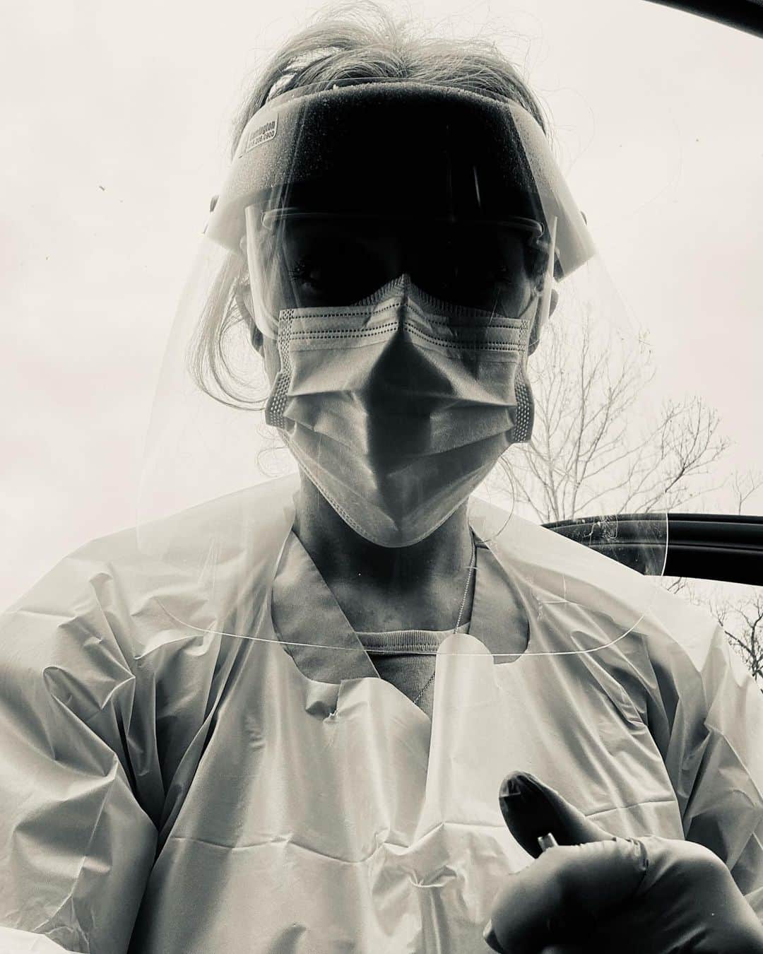 レイチェル・ボランさんのインスタグラム写真 - (レイチェル・ボランInstagram)「This is how my girl @leila_1plus dresses for work. The only feeling that equals my concern for her safety is my pride in what she does for others. Hug a nurse. #mask #staysafe #vaccinate #pride #care #nurse」12月22日 10時51分 - officialrachelbolan