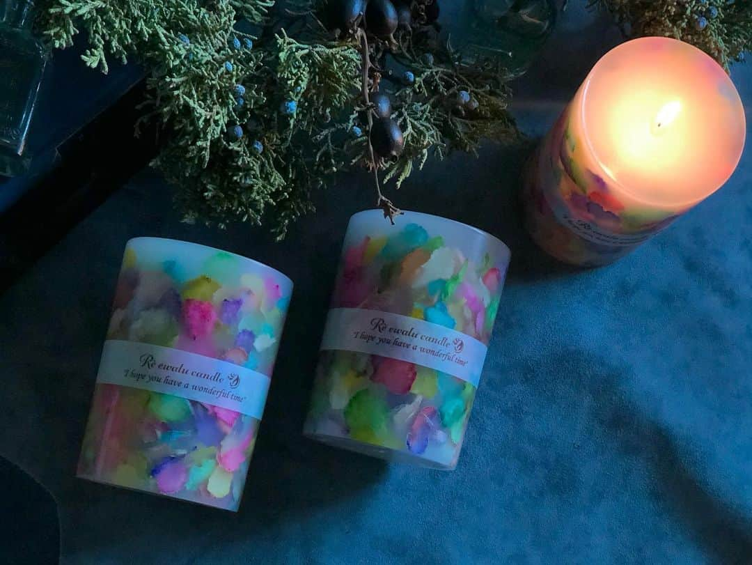 Re.ewalu(ﾚｳﾞｧﾙ)~Life of akari~さんのインスタグラム写真 - (Re.ewalu(ﾚｳﾞｧﾙ)~Life of akari~Instagram)「𓏙𓏙  Rainbow Petals Candle L "order made Candle"  ・ ・  朝一の薄暗い時に撮った子 薄暗くてもカラフル𓂃𓈒𓂂  ・ ・  右の灯してる子は  型抜き時に落として 陥没してしまって 納品できなかった子....  なのでわたしの分になりましたᕱ  ・ ・  少しだけkeepしてある花びらで 2〜3個制作できそうなので onlineにて販売予定です◡̈*  ・ ・  今日は3週間お休みした お久しぶりのLessonday𓋜  ━━━━━━━━━━【information】━━━━━━━━━━━━ 〔Contact〕 ✔︎オーダー依頼・Lesson問合せ・お仕事依頼 🔝HP➪contact・Instagram DMから☺︎︎  〔Candle Lesson〕 Open→火・水(土or日) ✔︎Lessonのご予約は 🔝HP➪contact・Instagram DMから☺︎︎  〔Movie Lesson〕 FANTISTにて動画レッスン公開中ఌ 🔝HP➪Movie Lessonより  ⬇︎今後の動画Lesson公開予定メニュー⬇︎ ✔︎Marblepop gel Candle  〔Shop ᴥ︎ Event〕 ✔︎Select shop : DAISY'S DELI 様 湘南エリア藤沢 ✔︎12/13〜12/26 岡山POPUP 　TSUTAYABOOKSTORE岡山駅前店 委託販売 ✔︎12/14〜12/29 京阪モール京橋店 委託販売 ✔︎12/16〜12/15 京都高島屋 1階　委託販売  ━━━━━━━━━━━━━━━━━━━━━━━━━━━━━   #botanicalstyling #candles #myroom #wedding #キャンドル #川崎キャンドル教室 #習い事サロン #部屋作り #ひとり暮らし #空間美學 #蜡烛 #淡色女子 #暮らしを整える #JCAキャンスタ #香りのインテリア #贈り物 #大人のインテリア #川崎 #癒しの時間 #양초만들기 #촛불 #冬のごほうび #ホワイトインテリア #インダストリアルインテリア #一人暮らしインテリア #ボタニカルキャンドル #大人の習い事 #レインボーカーネーション #クリスマスギフト #クリスマス雑貨」12月22日 10時46分 - re.ewalu_candle