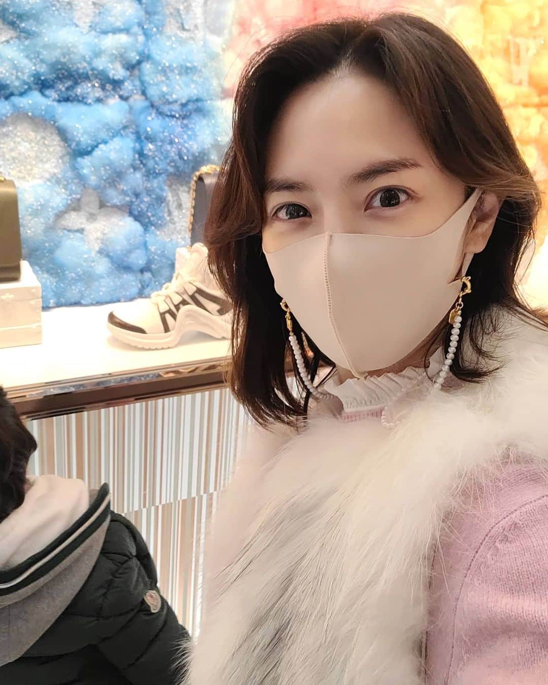 ユ・ハナのインスタグラム：「저 신발 갖고싶어서 그런거 아니야 절대 아니야 도헌아  엄마는, 저거 말고  지난피드를 확인해주렴💋  하루에도 몇번씩 크리스마스선물에 대해 랩을하는데  나도 산타가 있었으면 좋겠다아 노동은 내가 제일많이 하는데. 너만잇니 나도있자  뭔가잘못됐어🤣」