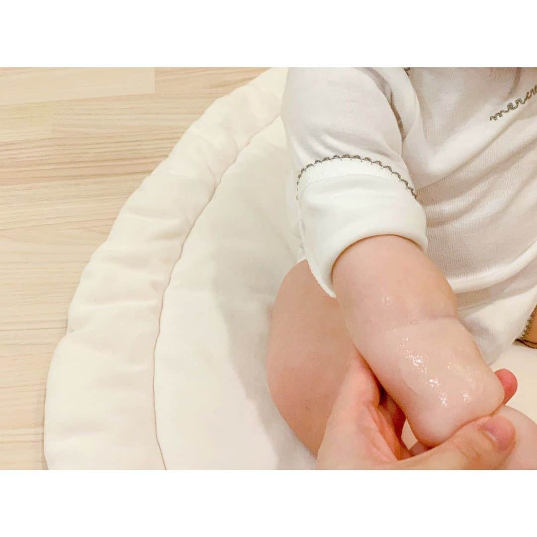 徳山沙季さんのインスタグラム写真 - (徳山沙季Instagram)「. ♡皮膚科監修の @anonebaby 👶 以前から日焼け止めクリームを愛用しているのですが、今回ボディミルクとボディウオッシュをお試しさせていただきました😊 生まれたての赤ちゃんから使うことができ99%天然由来で 28品目のアレルギー物質不使用です😌 毎日安心して使うことができています。 . モイストベビーウオッシュは洗った後もしっとりしています🤓 そしてお風呂から上がったらボディミルクで全身しっかり保湿しています🛁 これから出産を迎えるプレママさんにもすごくおすすめしたいアイテムです🎁 パッケージのデザインも可愛いのでギフトにもおすすめですよ♡ . . @anonebaby  #ボディミルク #ボディウォッシュ #anonebaby #アノネベビー #99パーセント天然由来のベビー化粧品 #ファーストミルクローション #モイストベビーウォッシュ #セラミド配合のベビー化粧品 #赤ちゃんのいる暮らし #ベビースキンケア #赤ちゃん保湿 #乳児湿疹対策 #赤ちゃん用品 #ベビー用品 #赤ちゃん #沐浴 #新米ママ #babygirl #べびすたぐらむ」12月22日 10時50分 - saki.whitesnow