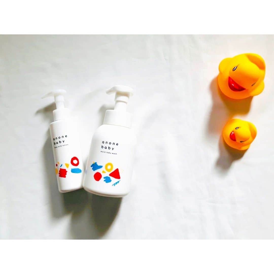徳山沙季さんのインスタグラム写真 - (徳山沙季Instagram)「. ♡皮膚科監修の @anonebaby 👶 以前から日焼け止めクリームを愛用しているのですが、今回ボディミルクとボディウオッシュをお試しさせていただきました😊 生まれたての赤ちゃんから使うことができ99%天然由来で 28品目のアレルギー物質不使用です😌 毎日安心して使うことができています。 . モイストベビーウオッシュは洗った後もしっとりしています🤓 そしてお風呂から上がったらボディミルクで全身しっかり保湿しています🛁 これから出産を迎えるプレママさんにもすごくおすすめしたいアイテムです🎁 パッケージのデザインも可愛いのでギフトにもおすすめですよ♡ . . @anonebaby  #ボディミルク #ボディウォッシュ #anonebaby #アノネベビー #99パーセント天然由来のベビー化粧品 #ファーストミルクローション #モイストベビーウォッシュ #セラミド配合のベビー化粧品 #赤ちゃんのいる暮らし #ベビースキンケア #赤ちゃん保湿 #乳児湿疹対策 #赤ちゃん用品 #ベビー用品 #赤ちゃん #沐浴 #新米ママ #babygirl #べびすたぐらむ」12月22日 10時50分 - saki.whitesnow