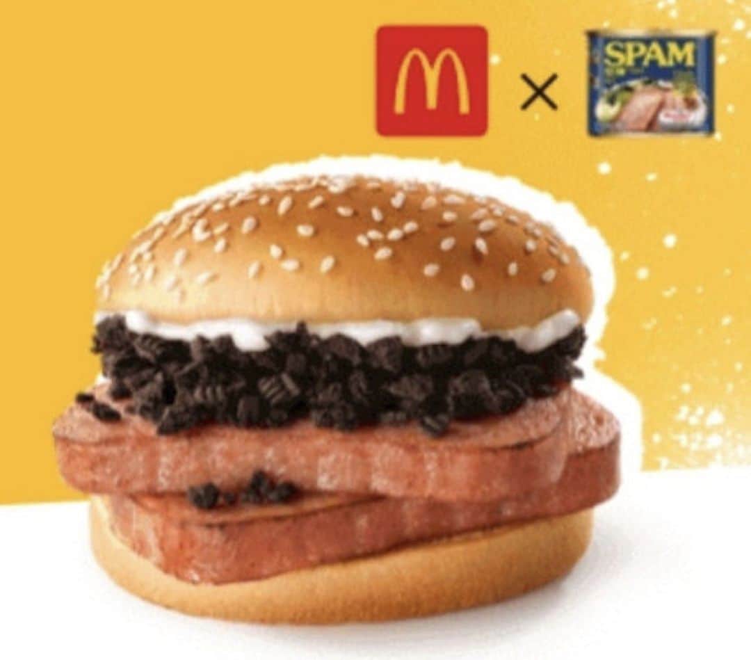 アダム・シャピロのインスタグラム：「The Chinese market McD’s spam and Oreo burger. I got more texts about this today then I did about having a child. I think it means I’ve positioned myself nicely as the guy to hit up with breaking cookie news and for that I am so grateful! My thoughts on this: we must be mindful of other culture’s tastes, (maybe this isn’t as bizzare in China?), that this is a one-day special item, and that, yes, ultimately, I would try it and probably enjoy it.」