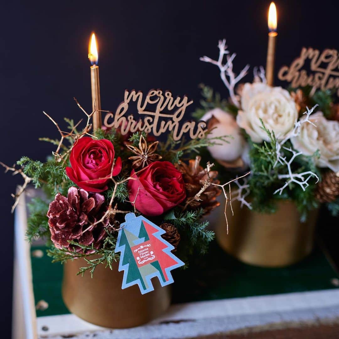 青山フラワーマーケットさんのインスタグラム写真 - (青山フラワーマーケットInstagram)「聖夜の食卓には、キャンドル付きのアレンジメントを。  深紅や純白のバラ、森の香りのグリーンに、松かさ、スターアニス・・・それはまるで、クリスマスの風景を凝縮したワンダーランド。  火を灯せば、ふわっと咲く暖かな幸せ。クリスマスムードが一気に盛り上がります。  #ルミエール RED/WHITE 各　3,520円  #クリスマス #クリスマスプレゼント #クリスマス装飾 #christmas #christmaswonderland #aoyamaflowermarket #青山フラワーマーケット #花 #花のある暮らし #花のある日常 #livingwithflowerseveryday」12月22日 10時53分 - aoyamaflowermarket