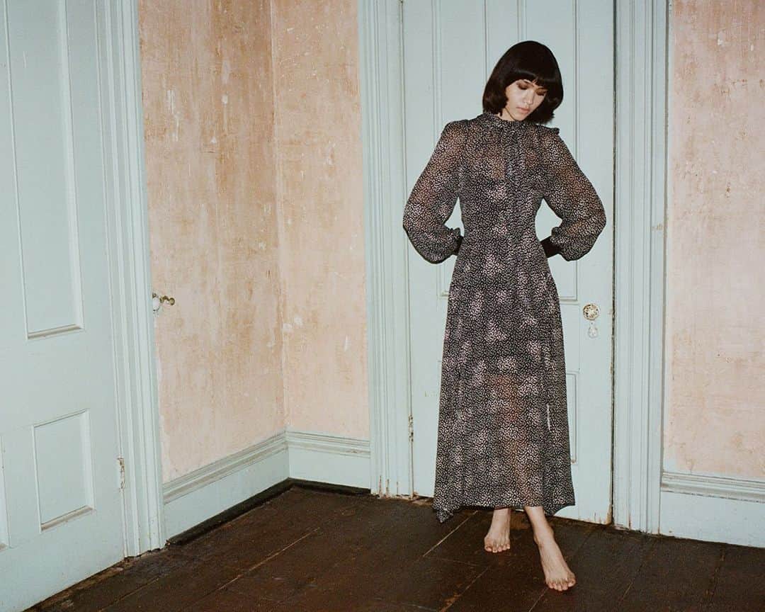 レベッカテイラーのインスタグラム：「Dressed up, at home.」