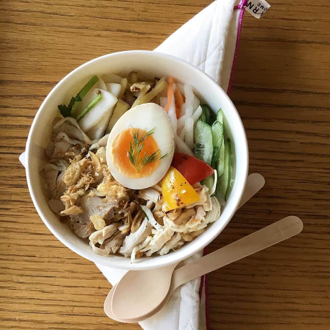 Pho 321 Noodle barのインスタグラム：「皆さま　お早う御座います。  暦のうえで冬至を迎え、残すところ2020年度の営業もlast 5daysとなりました。  本日のcomのお惣菜は　カブとカブ菜のマリネ　薩摩芋の金平　胡瓜ディル　紅白なます、岐阜ファームレガーロ　伊藤さんの畑から届いた　みずみずしい冬のカブをゆっくり味わって下さいませ。  海老とお野菜の生春巻きは　引き続き　北海道三野農園さんのイエロービートルート、シルキースイート🍠入りです。  本日も11:30am opening 5:30pm last call 6pm closing中休みなしでopen、同時間で、chompy&uber eatsふたつのdelivery serviceも稼働致します。  皆さまにとって　善き1日になりますように。  today’s recommend:com chicken,bun pork(warm),summer roll for sharing,3rd noodle and homemade coconut pudding w/houjicha syrup 🥥  today’s opening bgm📻’cosoco’from’halo’/juana molina  #com #togo」