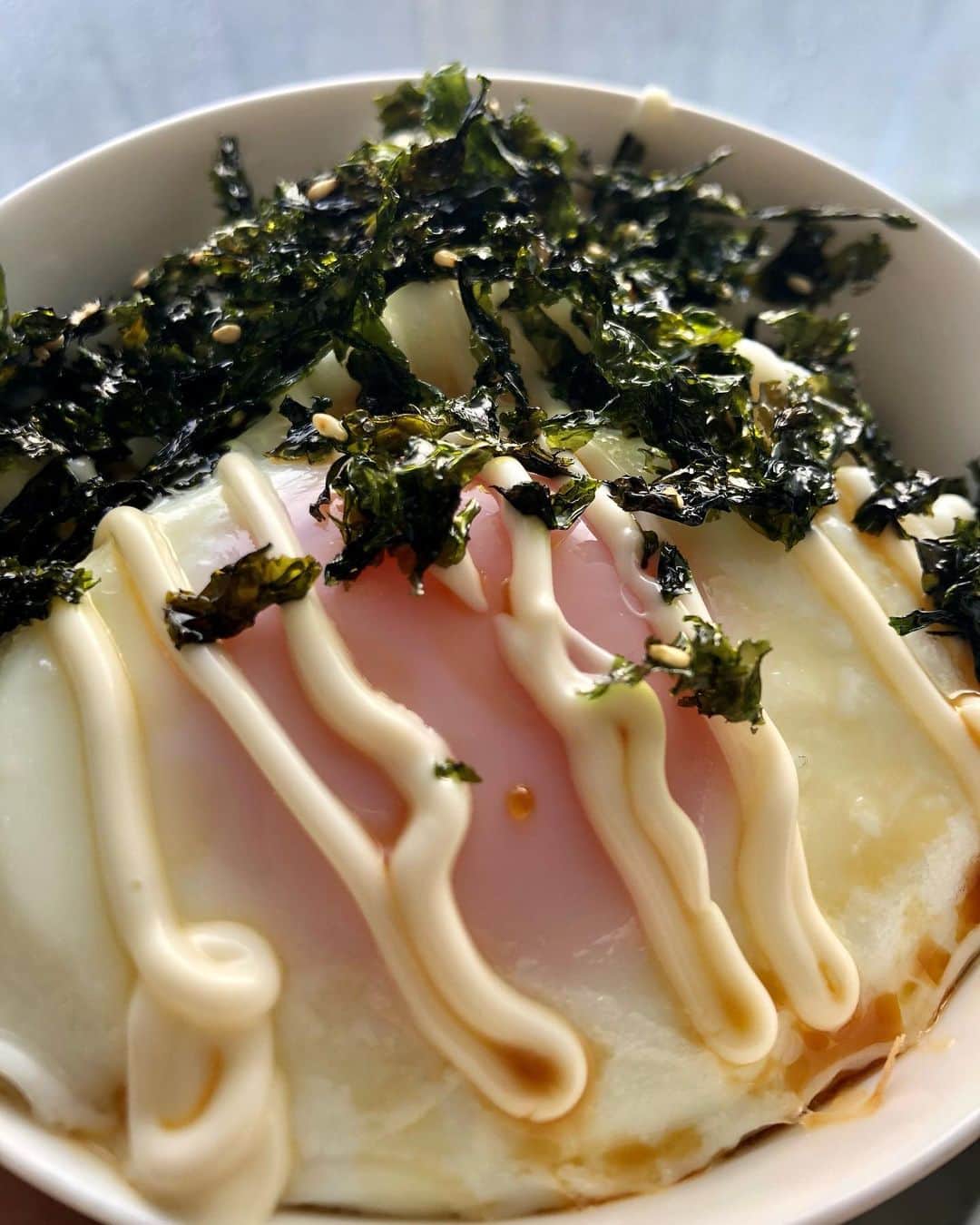 ◆miki◆のインスタグラム：「* * 🍳🍳🍳 * 韓国のりと目玉焼きとマヨ醤油で ドーーーーン‼️ ホントはこれに ウィンナー乗っけたら尚良し🤤  今日は久々にやらかしただよ 寝坊しただよ😪早く寝たのになぁ  朝ごはんのリクエスト このドーーーンだったのに 肉まんチン🥠に変更  すまん、明日は必ず。 って事で母ちゃんが食べときます😋  韓国のりはコストコのやつぅ 食べても食べても 全然減らないやつぅ  #主婦の昼飯 #目玉焼き丼 #ランチ #lunch #目玉焼き #マヨネーズ #醤油 #韓国のり」