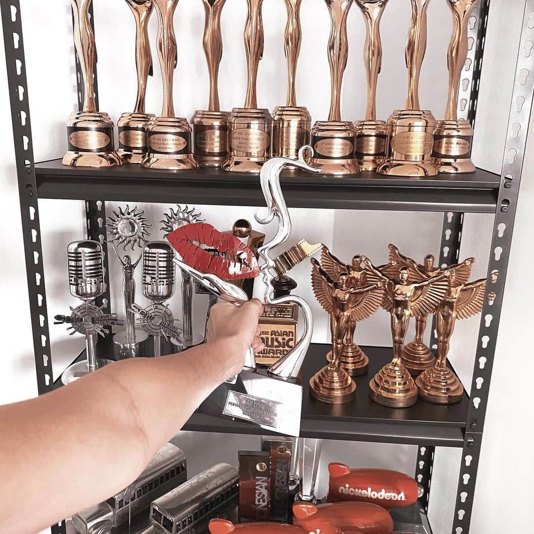 アグネス・モニカのインスタグラム：「#194 thank you 🥰😘  . . #AGNEZMO 🤍 too blessed to be stressed 2 days ago ur girl just won another award. Thank God! #PopFemaleSinger although winning awards has never been THE goal, they certainly make my living room shinesbrighter. 😁😜  (Yang kaya gini sekali2 diberitain ngapa? Jangan yang berantem2 mulu 🤣🤣🤣🤣🤣🤣🤣)」