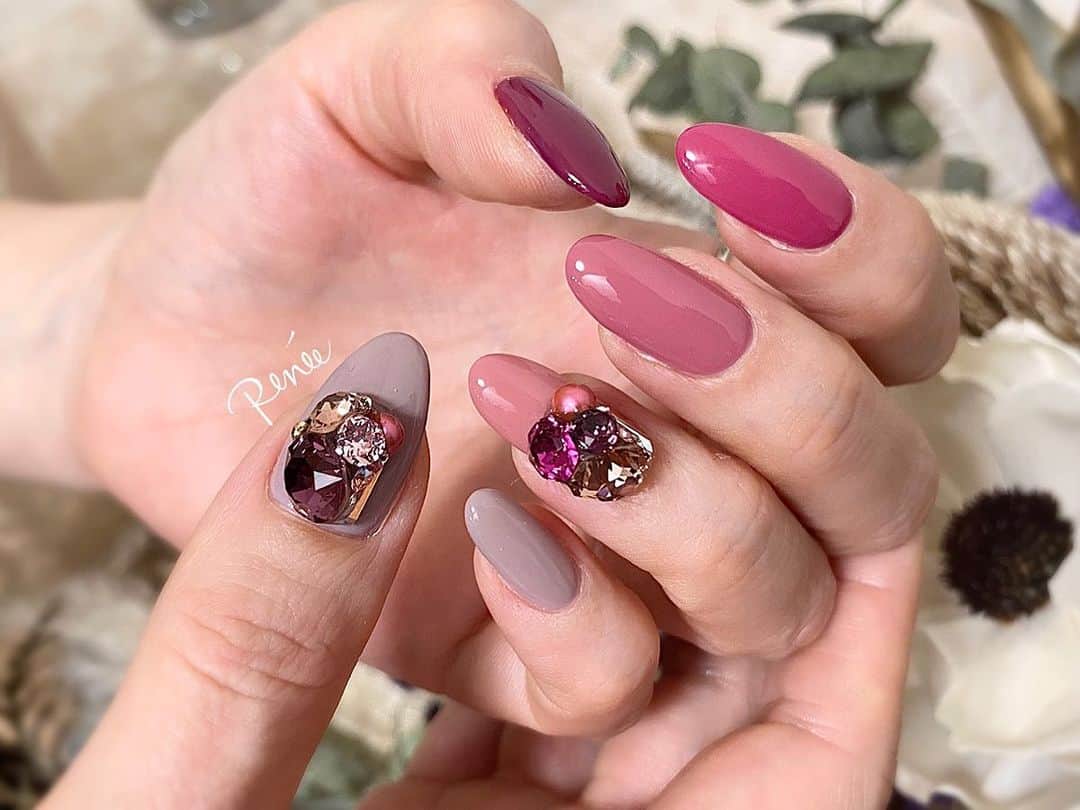 ネイルサロンレネのインスタグラム：「.﻿ ﻿ design▶︎▶︎ 川崎 @renee_mai.213 ﻿ ﻿ ピンクグラデ💞﻿ ピンクbijouも可愛い❤︎﻿ ﻿ お客様の好みを何色か混ぜて﻿ オリジナルカラー✨﻿ ﻿ ﻿ ﻿ nailsalon Renée®︎﻿ ￣￣￣￣￣￣￣￣﻿ TV.メディア出演﻿ スタッフ全員資格保持者﻿ カラー300種類以上﻿ パーツ1000種類以上﻿ 雑誌掲載デザイン多数﻿ ﻿ ﻿ ﻿ ▫︎Renée梅田本店﻿ 【open-close】10:00〜21:00﻿ 【定休日】不定休﻿ 【add】大阪市北区堂山町15-23-908﻿ ﻿ ▫︎Renée les deux梅田店﻿ 【open-close】10:00〜21:00﻿ 【定休日】不定休﻿ 【add】大阪市北区堂山町15-23-1003﻿ ﻿ ▫︎Renée by Beauland Ashiya芦屋店﻿ 【open-close】10:00〜21:00﻿ 【定休日】不定休﻿ 【add】芦屋市業平町6-11 Ashiya grotto 302﻿ ﻿ ﻿ ﻿ ﻿ ▶︎▶︎▶︎初回クーポンご利用頂けます﻿ ￣￣￣￣￣￣￣￣￣￣￣￣￣￣￣￣﻿ ご予約はプロフィールTOPのリンク内﻿ URLをご利用下さい。﻿ ﻿ ﻿ ﻿ メニューに迷った方やご相談は…﻿ ﻿ 　　🤍Renée公式LINE🤍﻿ ─────────────﻿  【@bos7903t】←※@から入力🔍﻿ ﻿ ﻿ ﻿ ﻿ ﻿ #nail#nails#gelnails#nailart#ネイル#ジェルネイル#美甲#네일#젤네일#nailsalonrenee#ネイルサロンレネ﻿ #大阪ネイルサロン#梅田ネイルサロン#芦屋ネイルサロン#ビジューネイル#おしゃれネイル#お洒落ネイル#シンプルネイル#きれいめネイル#大人ネイル#上品ネイル#ナチュラルネイル#ヌーディネイル#ピンクネイル#グラデーションネイル ﻿ ﻿」