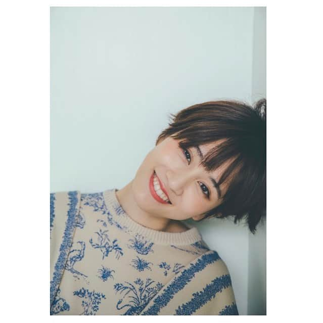 前田敦子さんのインスタグラム写真 - (前田敦子Instagram)「来年、 30才になるんだなあと考えているうちに、 『何かしなきゃ』と思ってしまいました。  デビューしてからお世話になって来た 事務所を辞めて、 自分で歩いてみようと決心しました。  不満があったわけではなかったので、 その想いを伝えて理解してもらいました。 私にとって、 ２回目の卒業みたいな感じです。  この先どうしたいとかこうしたいという、 具体的なビジョンがあるわけではありません。 不安じゃないの？ と聞かれたら不安もあります。  この世界に入って15年。 私はいつまでも本当に、 まわりに甘えていていいのかなと、 思ってしまったんです。 なので勇気を振り絞って 飛び出すことにしました。  でも、なんかワクワクしている自分がいます。  嬉しいことも悲しいことも辛いことも、 いろんなことがあると思います。 そんな時は、 たまに本音を書かせてください。  人生一度きり、 真面目に楽しくいきたいです。 未来って楽しそう。」12月22日 11時17分 - atsuko_maeda_official