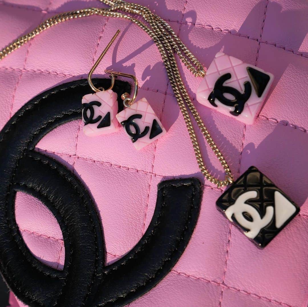 Vintage Brand Boutique AMOREさんのインスタグラム写真 - (Vintage Brand Boutique AMOREInstagram)「CHANEL cambon accessories   On website search for  Necklace(black) : AO30937  Bracelet(pink) : AO30567 Earrings : AO20023  #chanelvintage #chanel #amorevintage」12月22日 11時10分 - amore_tokyo