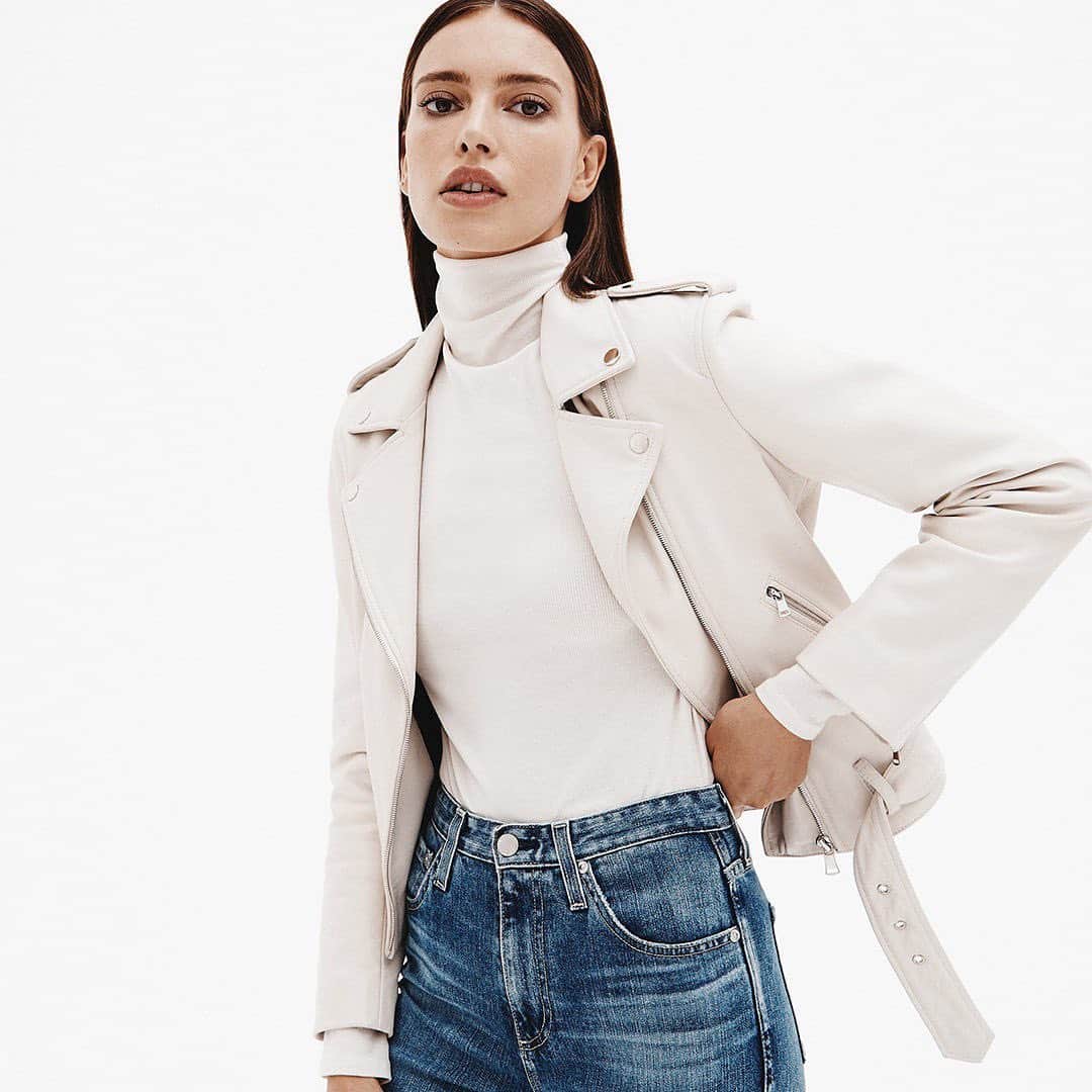 アドリアーノゴールドシュミットのインスタグラム：「It's the simple and chic outfits we love the most.  Free 2-day shipping to receive by Christmas. Shop link in bio.」