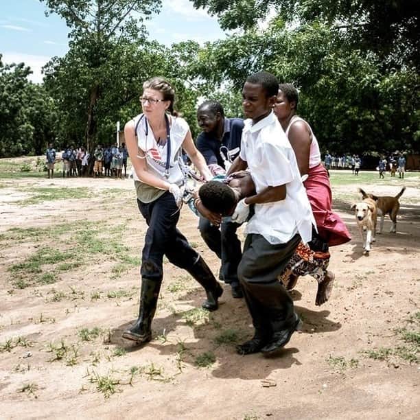 国境なき医師団さんのインスタグラム写真 - (国境なき医師団Instagram)「今日12月22日、国境なき医師団（MSF）は設立から49年を迎えました。MSFは1971年、フランスの医師とジャーナリストからなるグループによって創設され、以来世界各地の紛争地や災害被災地などにおいて、医療を必要とする人びとへの援助活動を行ってきました。 . 半世紀近くもの間、医療を通じて人びとの心と体の健康を支えてきたMSF。来年は50周年という節目の年を迎えます。 ------------------------------------- 国境なき医師団の活動は公式サイトから。プロフィールのURLリンクからどうぞ→@msf_japan . ------------------------------------- © Luca Sola  #国境なき医師団 #MSF #節目の年 #医療  #紛争地 #被災地」12月22日 11時14分 - msf_japan