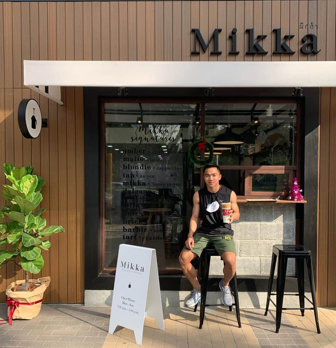チャナティプ・ソングラシンのインスタグラム：「เช้านี้อากาศดีจัง @cafemikka_lumpinipark」