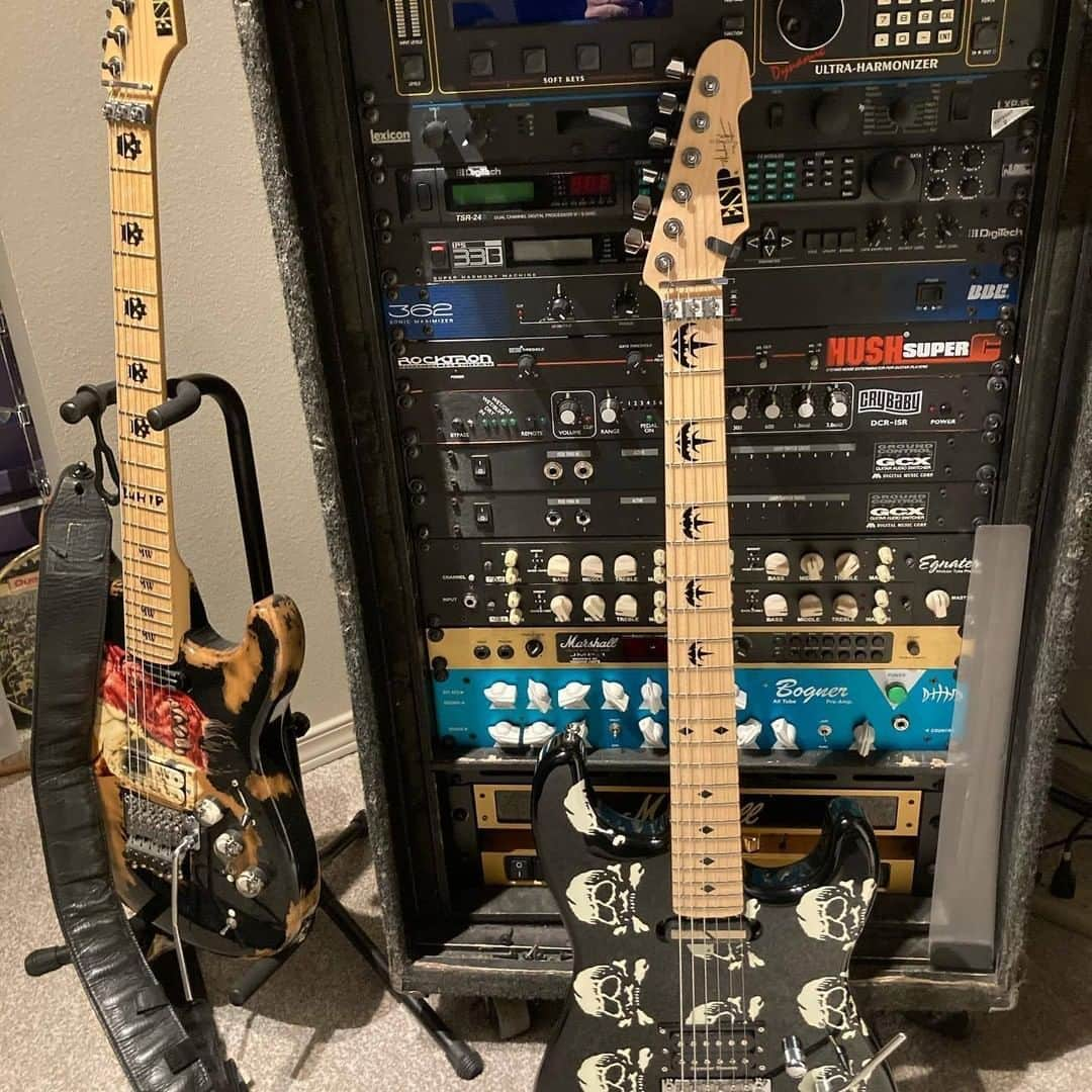 Queensrycheさんのインスタグラム写真 - (QueensrycheInstagram)「This is what Michael was messing with on Sunday morning - the Nasa rack from the 90’s 😳 #queensryche #michaelwilton #whip #sundaymorningplaytime #nasa #rack #espguitars #futone #bogneramps #marshallamps #touringracks #empire」12月22日 11時15分 - queensrycheofficial