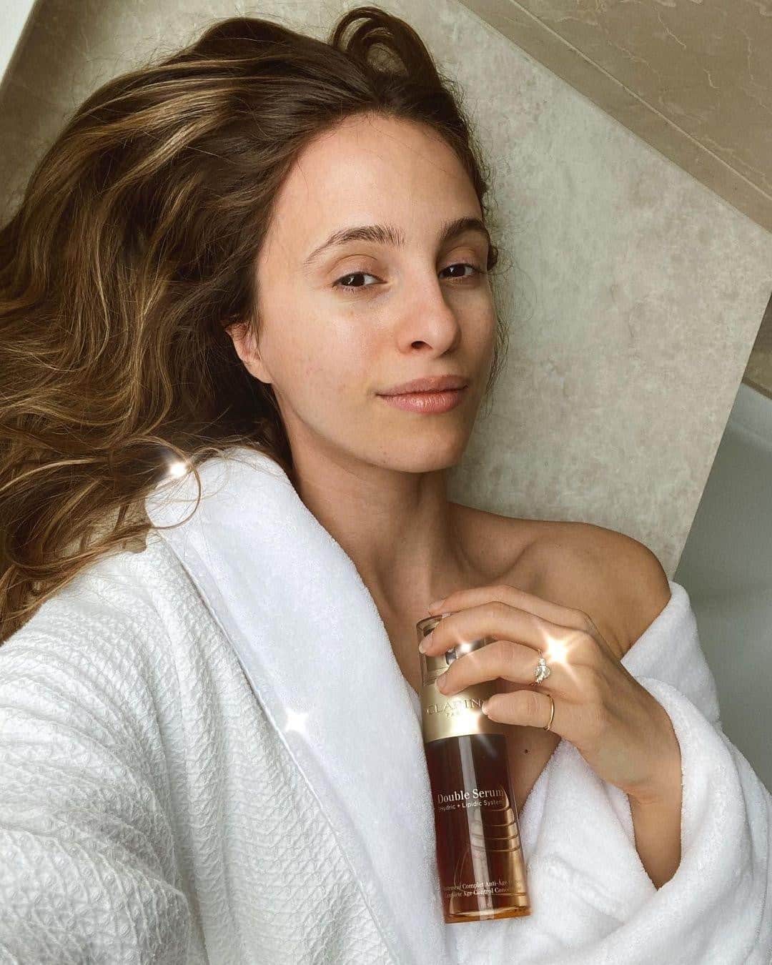 Clarins Canadaのインスタグラム：「This year, Christmas is going to be a lot quieter, which means more time for yourself and for your beauty routine! Offer your loved ones (or yourself) a plump, fresh and incredibly radiant complexion thanks to Double Serum.✨⁣ __________⁣ Un Noël plus tranquille, signifie plus de temps pour nous-mêmes et pour notre rituel beauté ! Offrez donc à vos proches (ou à vous-même) une peau repulpée, fraîche et incroyablement radieuse grâce à Double Serum.✨⁣ .⁣ .⁣ .⁣ 📸 : @vanessagrimaldi30⁣ #Clarins #ItsAllAboutYou #DoubleSerum #ChristmasWithClarins #ClarinsHoliday #Skincare」