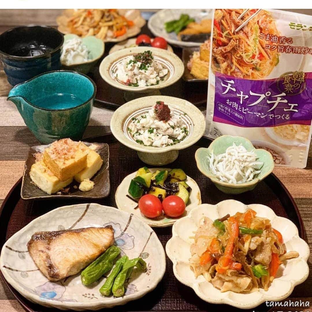 韓の食菜のインスタグラム：「﻿tamahaha1215 さんが「韓の食菜 チャプチェ」で作ったベジおかずを投稿してくださいました。 ぶりの塩焼きなどと一緒で栄養バランスも良さそうな食卓ですね！ . #モランボン @moranbong_official #韓の食菜 #チャプチェ #韓の食菜チャプチェ @hannoshokusai . ------------------------------------------  tamahaha1215 ✳︎ 《4/15の夕飯》 ✴︎チャプチェ ✴︎ぶりの塩焼き・焼きししとう ✴︎ジャコおろし ✴︎河豚の身の梅ポン酢かけ ✴︎キュウリのしそ昆布和え・ミニトマト ✴︎厚揚げ焼き ・ ・ 　@foodietable.jp さんにモニタープレゼントしていただいた「モランボン 韓の食菜 チャプチェ」✨ 具材は豚肉とピーマン、パプリカ、エリンギをプラス。 ボリュームもあっていい味付けで簡単&美味しい💕 ・ ・ 今日明日と初めてテレワークの主人。 私はテレワークにはならないけど、仕事が休みの平日に主人と娘がいると…いつもと勝手が違う😅 いつもなら平日の休みには色々と飛び歩いている私🤣でも今は出歩けないから🈲 休みの日には家でダラダラしていると思われないようにしないと‼︎と洗濯も2回したりして😝 毎日テレワークになったら疲れるな⤵︎😅」