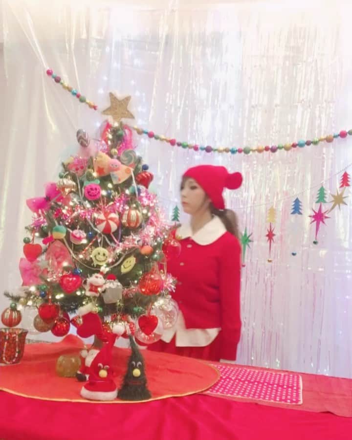 チョンダヨン（Jungdayeon）のインスタグラム：「" 날아올라 🕊🎶밤하늘 가득 안고 싶어요.!! "✨🌲✨🌲🕊  Merry Christmas & Happy New Year . #jungdayeon_ucc #merrychristmas🎄 #날아올라 #집콕크리스마스」