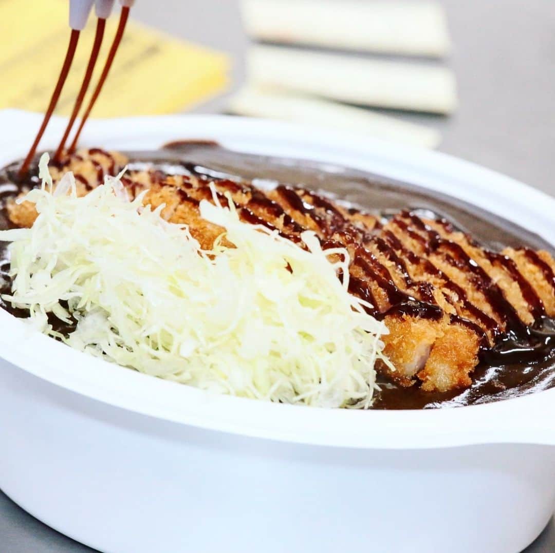 ゴーゴーカレーのインスタグラム：「お家でも美味しいゴーゴーカレー🍛Stayhomeやお仕事のお供に🦍🦍🦍🦍🦍テイクアウト、デリバリーでご注文ください🦍 . ゴーゴーカレー公式ホームページ http://www.gogocurry.com . 🍛ゴーゴーカレー公式通販ページ https://jp.gogocurry.com/ 🦍 .  .  #ゴーゴーカレー #curry #金沢グルメ #器 #金沢駅 #follow  #お得 #gogocurry #カレー #カレーを華麗にいただきます  #日本 #japan #金沢カレー #金沢 #石川 #カレー部 #カツカレー #揚げ物 #foodstagram #必勝 #カツカレー #yummy  #飯テロ  #Canal Resort」