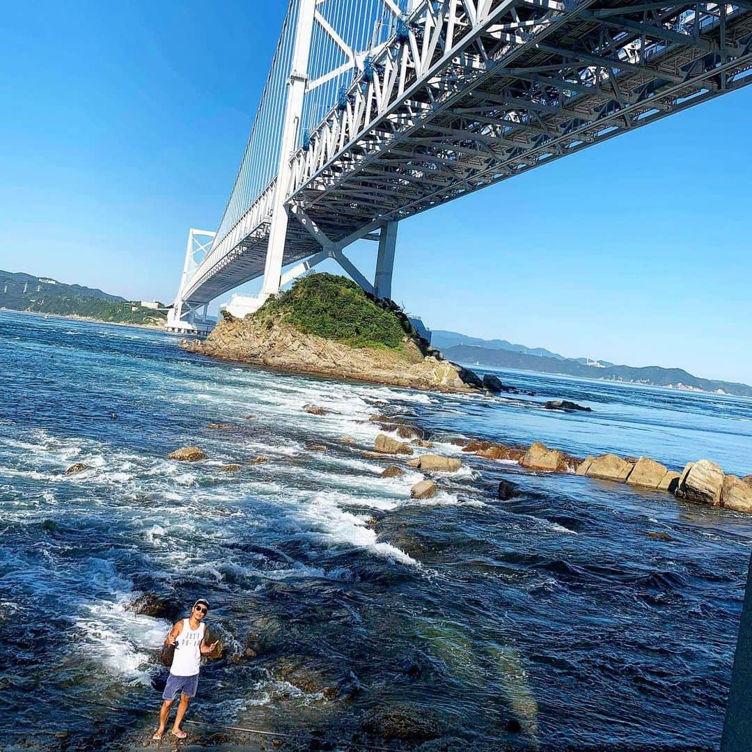 あっくんのインスタグラム：「今年を振り返る。 徳島県は鳴門海峡の麓。 虹色の龍神様が住まわれるというスポット。 1枚目の奥に見える小島に住まれてるという。 大島じゃないよ。小島だよっ！！ ここは呼ばれた人しか辿り着かない。 そんな場所だと深く感じた。 にしても、絶景！！！ #徳島県 #鳴門海峡 #パワースポッチャー」
