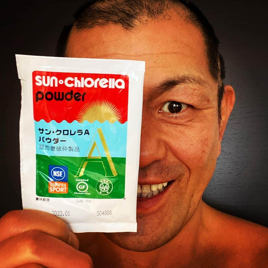 鈴木みのるさんのインスタグラム写真 - (鈴木みのるInstagram)「everyday  #sunchlorella #クロレラ #サンクロレラ #sunchlorellasport @sport_sunchlorella   プロレスに携わって32年と6ヵ月。トレーニングをガツガツやれたのが20代。一日8時間やってた。今はそんなに長くやれないけど、それでも諦めずに毎日やっている。来年で53になるけど、何一つ満足していないし…何一つ納得してないし…なにより何一つ諦めてない…。  もうムリだよ…限界…やり切った…そんな言葉を言いたくないから言い訳を重ねる周りの人達。あ〜そんなのヤダヤダ。  ムリ？限界？やり切った？  オレはそんなこと言えるほど幸せを満喫していない。いつも渇いている。  もうちょっと出来るハズ もっと高く飛べるハズ  あーもー ガタガタ言うなオレ！ 何かをやって「今すぐ効果」を欲しがるな！  今日やったことは…3日後、1ヵ月後、1年後、10年後にきっと役に立つ。  そう思いながら、サボりそうな自分のケツ蹴っ飛ばして生きている。」12月22日 11時20分 - suzuki.d.minoru