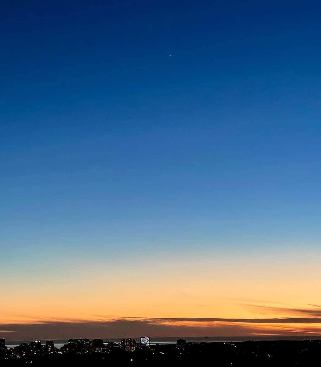 アナベス・ギッシュさんのインスタグラム写真 - (アナベス・ギッシュInstagram)「What a beautiful celestial event to witness. Jupiter Saturn conjunction.  A shooting star and an owl visited us as well in this magical moment of the great mystery. #solsticeblessings @donutshoppeproductions」12月22日 11時20分 - annabeth_gish