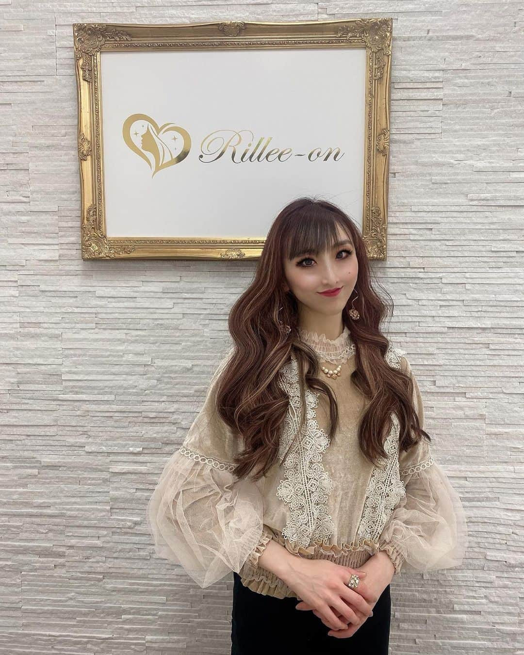 のインスタグラム：「⚜️🪞Sonic Fit ｿﾆｯｸﾌｨｯﾄ 🪞⚜️ ずーーっとフェイスラインが気になっていて… 顔を小さくしたくて…🥺 AKEMIさん @viptoplove が教えてくれた  リリーオン @rilleeon.osaka で 初の「ｿﾆｯｸﾌｨｯﾄ」(全顔+首)を受けてきたよ✨💆🏼‍♀️✨ 少し前に人気だった「ハイフ」(1回¥15万〜¥20万のリフトアップマシン)の効果を超える‼︎ と、 今、『ソニックフィット』が最も話題‼︎!🙌🤩🙌 . 効果II▶︎たるみ,むくみ,小顔,美白,シミ,シワ,毛穴,ニキビ,肌質改善,顔の脂肪,二重顎,法令線,肌のくすみを無くす,首のシワ改善,首の凝りをほぐす . II▶︎https://rillee-on.com/ . ⇒⇒⇒つづく . #rilleeon#sonicfit#salon#antiaging#liftup#osaka#リリーオン#ソニックフィット#小顔#リフトアップ#美容#最新リフトアップマシン#たるみ改善#美白#シミシワ改善#肌質改善#法令線#首のシワ改善#ハイフを超えるリフトアップ#アンチエイジング#美」
