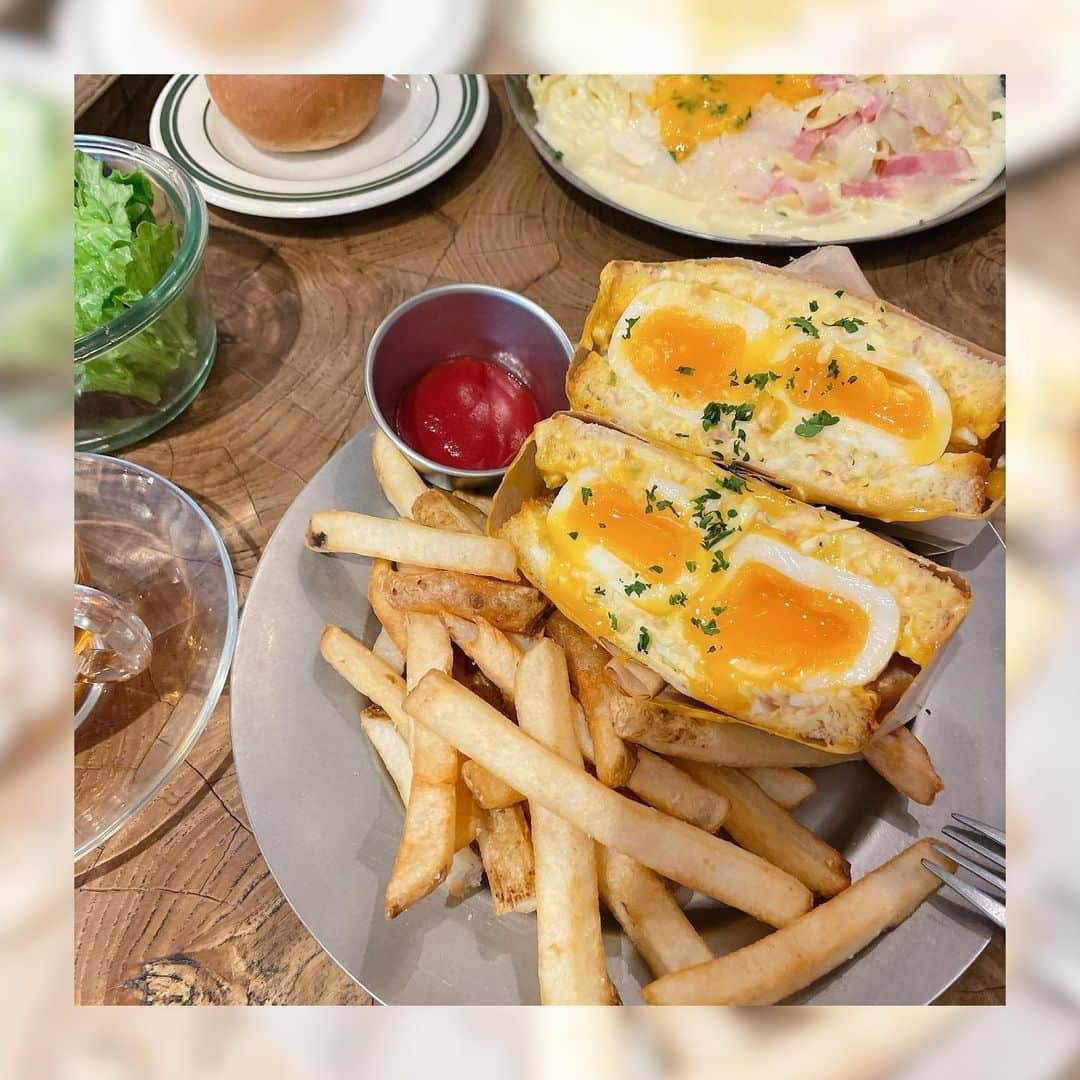 ericaさんのインスタグラム写真 - (ericaInstagram)「#eggbabycafe   仲御徒町にあるカフェ☕️ 名前の通り、卵料理が豊富なカフェです🍳  看板メニューはたまごサンド🐥 そうそう、これインスタでよく見る👀と思って頼みました✨  溢れんばかりの卵のフィリングにゆで卵たっぷりと、 卵好きには堪らない〜😭💖  カルボナーラ含め、全体的にちょっと塩気の強い味付けでしたが、ボリュームのあるご飯を食べたい人にはオススメ！  ちなみにWi-Fi飛んでるし1席ずつコンセントがあるのが 個人的高ポイントでした🔌さすがオフィス街💫」12月22日 11時26分 - dngnchan