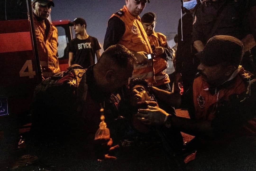のインスタグラム：「Photo by @erintrieb / One year ago, thousands of Iraqis organized to protest Iraq’s sectarian political system and  governmental corruption. For several months Iraqi youth successfully occupied central Baghdad. Hundreds of protestors were killed and thousands injured, prompting Prime Minister Adel Abdul Mahdi to resign. COVID-19 brought Iraq’s protests to a halt with the rise of curfews and social distancing, but the impact of the protests continues to ripple and in some cases upend the status quo. Pictured here, an Iraqi protestor is medically treated after inhaling tear gas. For more human stories from around the world follow @erintrieb.」