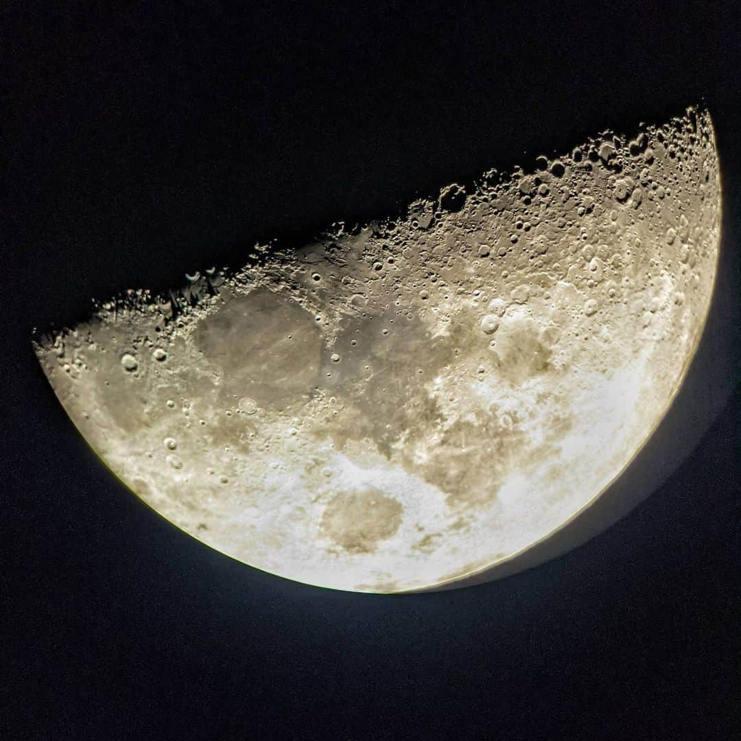 ダン・スティーヴンスのインスタグラム：「Couldn't capture The Great Conjunction for you (which was a sight to see) so I had to make do with the half moon. 🌗  At the midwinter solstice look to the dark skies and remember The Light Will Return... ✨ 🌌🪐  (📸 me using a Google Pixel 📱 through my @celestron_telescopes NexStar 6SE 🔭)」