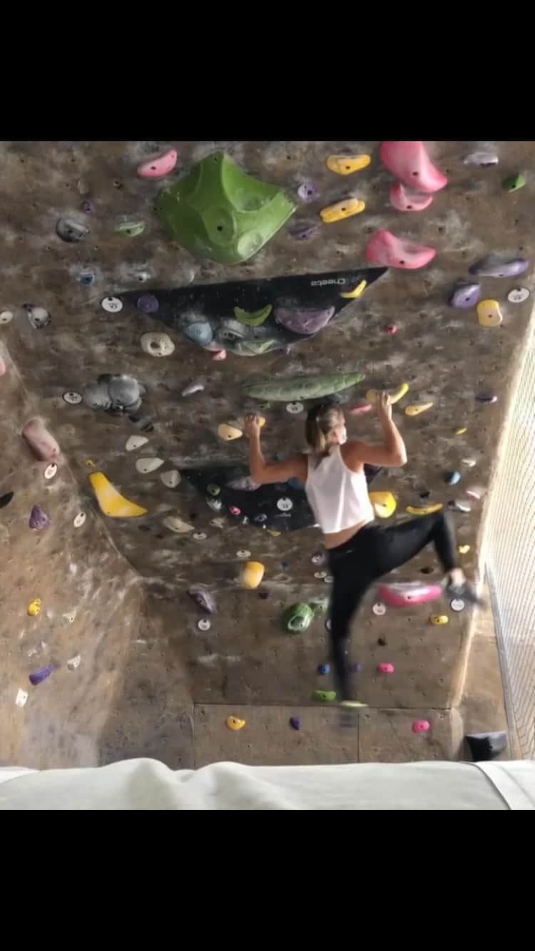 チェルシー・ルーズのインスタグラム：「I had a hard time, mentally, coming back to climbing after my shoulder surgery (which will be 3 years ago on Valentines Day). Not because I was afraid of reinjury. But because I lost my identity within climbing and I got stuck in a cycle of “I should’s” which stemmed from being afraid of failure.   (Btw, my shoulder has never been more stable and strong!)   This year has been pivotal for me in terms of climbing (and business, too). It’s been a year, where despite not climbing for months due to the pandemic, I’ve become stronger than I ever have been. That’s not to say I’ve sent my hardest things ever this year, because that has not happened - but I know it’s in the future. But yes, I will hands down say I am the strongest I’ve ever been as an athlete and I think that’s a bold statement coming from someone who has onsighted multiple 5.13c’s across the world and has sent 5.14 in as few as 3 tries. We will see what the future has in store...  Hard work pays off. Efficient hard work, that is.」
