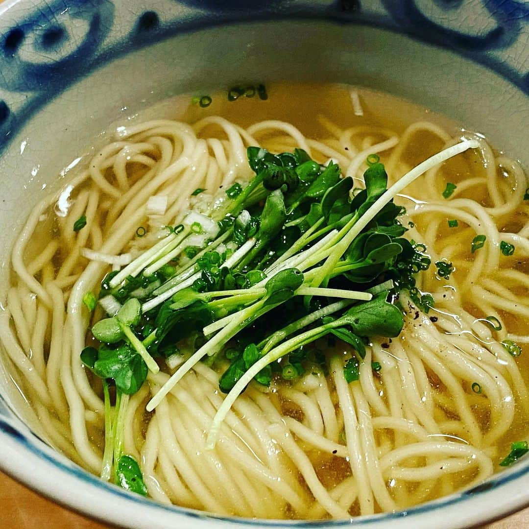 田辺晋太郎さんのインスタグラム写真 - (田辺晋太郎Instagram)「【神保町ではFINAL！和田浜さんの焼きを堪能@蘭奢待】  #比内地鶏 をここまで美味く火入れ、塩梅を出来る人を他には知らない。 来る度に魂を揺さぶられる #焼鳥 を堪能出来る場所がこの #神保町 #蘭奢待。  しかし年内でこちらは一旦クローズ。 移転先も時期もまだ未定という意味ではしばらくの焼き納めを味わって参りました。  胸、#ハツ、#うずら、#ねぎま、#砂肝、#レバー、#ボンボチ、#つくね  すべてが伝説級チャンピオンでした。  堪能いたしました、本当にありがとうございました！！  また復活される日を楽しみにしております！  #肉マイスター #田辺晋太郎 #肉 #yakitori  #instafood #foodstagram #foodporn #foodphotography #foodie #foodpics #foodlover #foodies #foodblogger #meat #meatrip #meatlover」12月22日 11時32分 - meat_meister_tanabe_shintaro