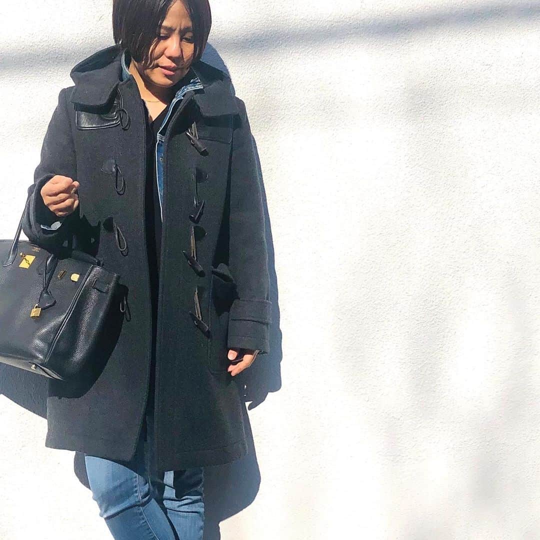望月律子さんのインスタグラム写真 - (望月律子Instagram)「Denim on Denim ダッフルの中にGジャンを入れました。 トラッド特有のお行儀よいきちんと感にちょっとした抜け感をね。 #ダッフルコート #人生で初めて買ったダッフル #もう5〜6年着ています #良いものを長く着る贅沢」12月22日 11時39分 - ritsukomochizuki