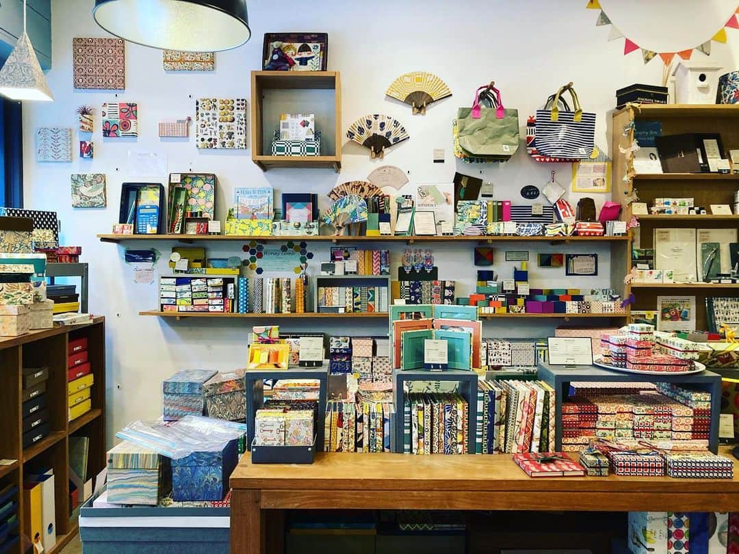 長谷部瞳のインスタグラム：「＊ 二子玉川散歩で気になったお店 Box&Needle🎁  手作りのいろんな箱を取り扱ってるショップです。 京都の職人さんが作ってるんだって✨  紙なのに強度が高くてしっかりしていたよ。 小学生の頃、机に入れてたお道具箱を思い出していた💕  #箱好き #ボックス収納 #手作り雑貨 #職人技 #包装紙 #カラフル雑貨 #クラフト #ハンドメイド小物 #北欧雑貨 #雑貨屋さん #ラッピングアイデア #ハンドメイドワークショップ」